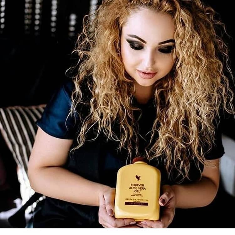 Fata cu bidon de aloe vera gel
